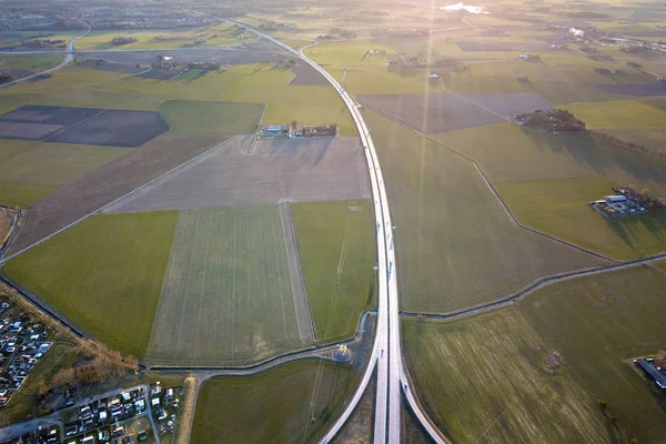 Вид сверху с воздуха на сельский пейзаж, современная автомобильная дорога и smal — стоковое фото