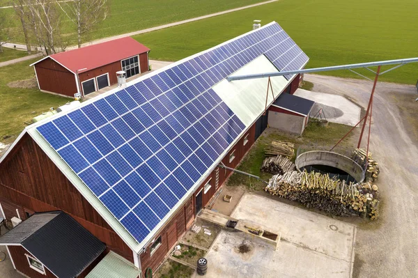 Bovenaanzicht van blauwe Solar foto-zuil panelen systeem op houten bui — Stockfoto