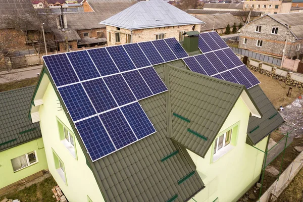 Luftaufnahme von Haus Hütte mit blau glänzenden Solar-Foto Voltai — Stockfoto