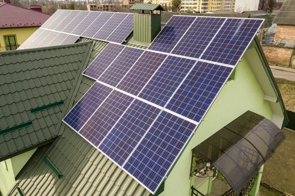 Vista aérea de la casa de campo con azul brillante solar foto voltai — Foto de Stock