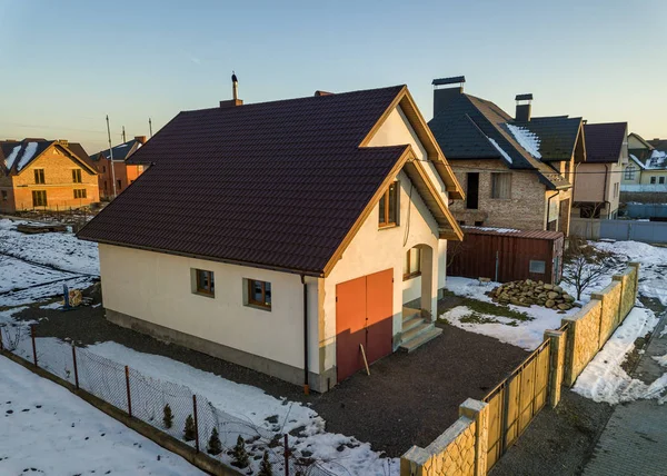 Vista aerea del nuovo cottage casa residenziale e garage annesso — Foto Stock