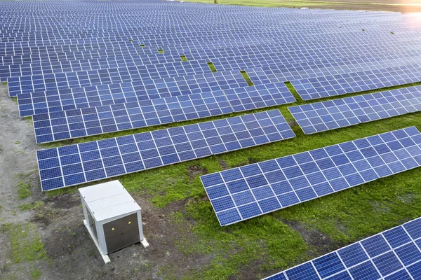 Amplio campo de paneles solares fotovoltaicos sistema de producción de renovación —  Fotos de Stock