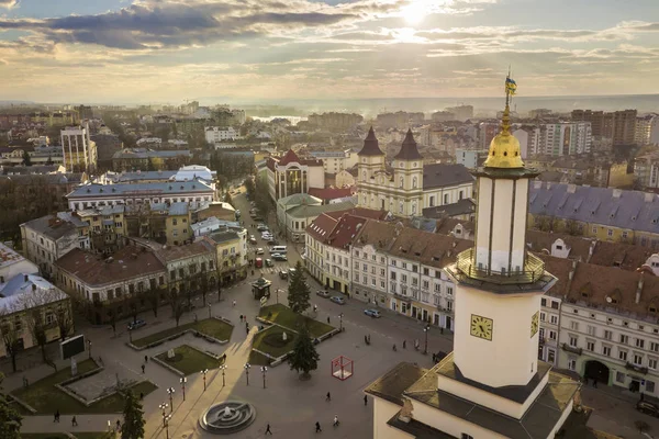 El centro histórico de la ciudad de Ivano-Frankivsk, Ucrania, con ciudad —  Fotos de Stock