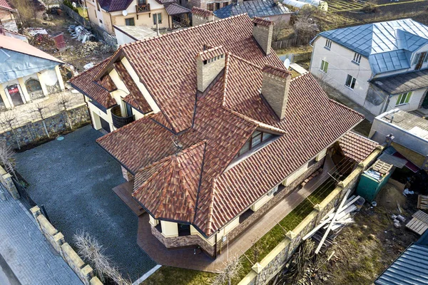 Antenn topp bild av komplexa hus metall schingle tak och hög BRI — Stockfoto