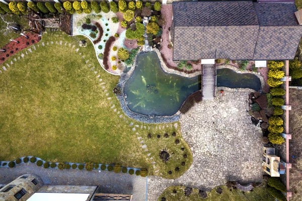 Légifelvétel a gyönyörűen parkosított ingatlan komplexum. A tetők — Stock Fotó