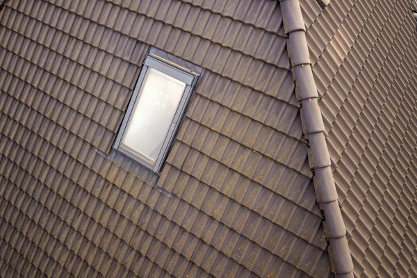 Närbild av nya vinden plast fönster installerade i shingled hus — Stockfoto