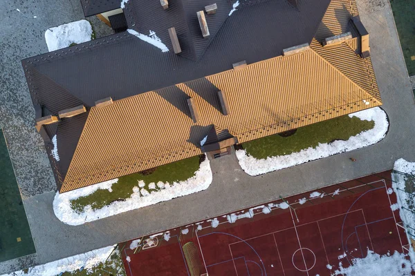 Vista aérea superior da construção de telhado telha marrom telha com comple — Fotografia de Stock