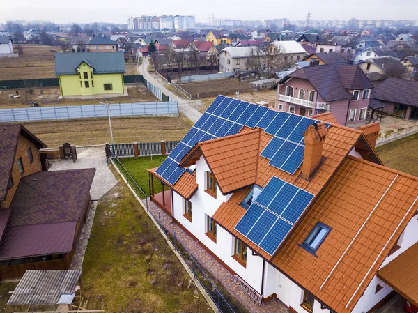 Luftaufnahme des neuen modernen Wohnhaus-Häuschen mit blu — Stockfoto