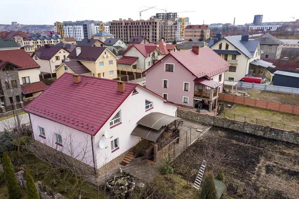 Vista aérea de la zona de los suburbios con bonitas casas y coches en el sol — Foto de Stock