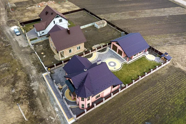 Vue aérienne du toit en bardeaux de la maison sur fond de loi verte — Photo