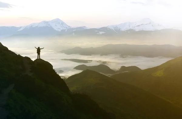 Ampio panorama montano. Piccola silhouette di turista con zaino — Foto Stock