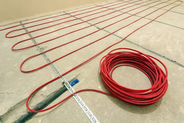 Обогрев красный электрический кабель кабель на цементном полу копия spac — стоковое фото