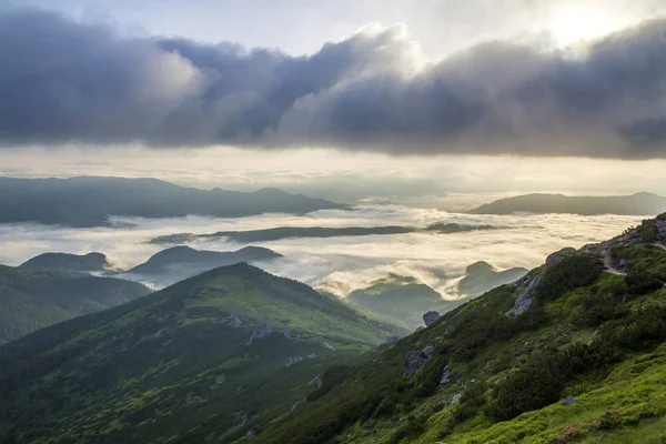 Fantástica vista do vale da montanha coberto com baixo branco inchado l — Fotografia de Stock