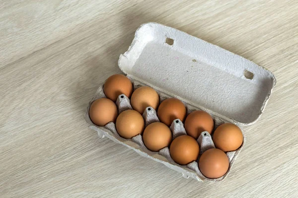 Jaja kurze w opakowaniu otwarty karton jaj na kuchnia tabeli światło policjant — Zdjęcie stockowe