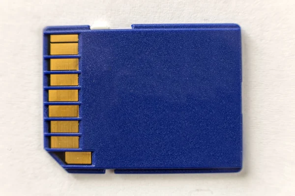特写的蓝色微型 sd 存储卡隔离在白色拷贝空间背景。现代电子技术, 信息保存理念. — 图库照片