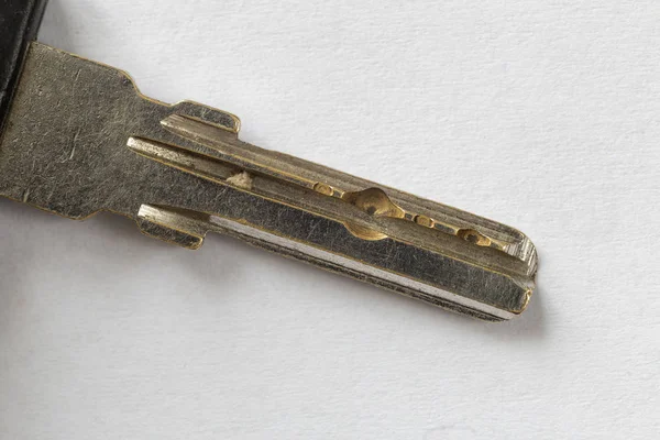 Nahaufnahme Detail des alten gut gebrauchten Stahlschlüssels isoliert auf weißem Bullen — Stockfoto