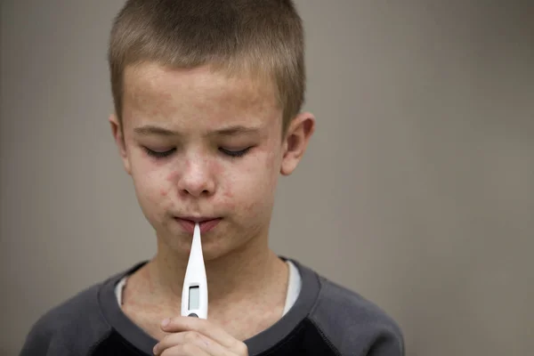 Πορτρέτο του άρρωστο αγόρι λυπημένο παιδί με θερμόμετρο έχοντας πυρετό suf — Φωτογραφία Αρχείου
