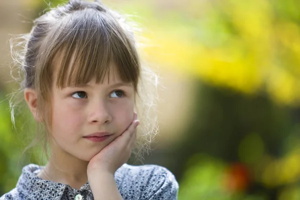 Portrét roztomilé dětské dívky venku na rozhloubavé — Stock fotografie