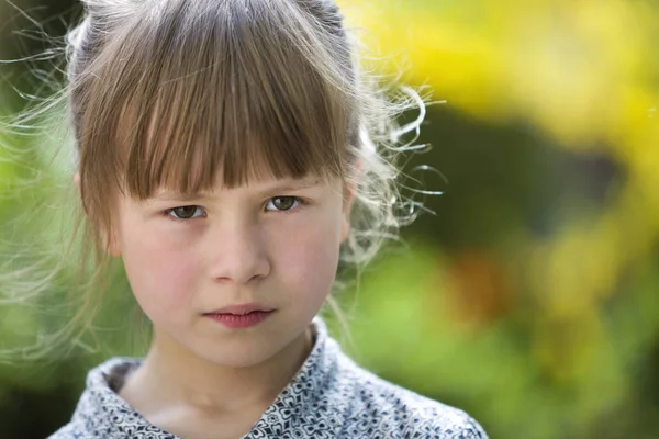 Vrij grappig Moody jong kind meisje outdoor gevoel boos en un — Stockfoto