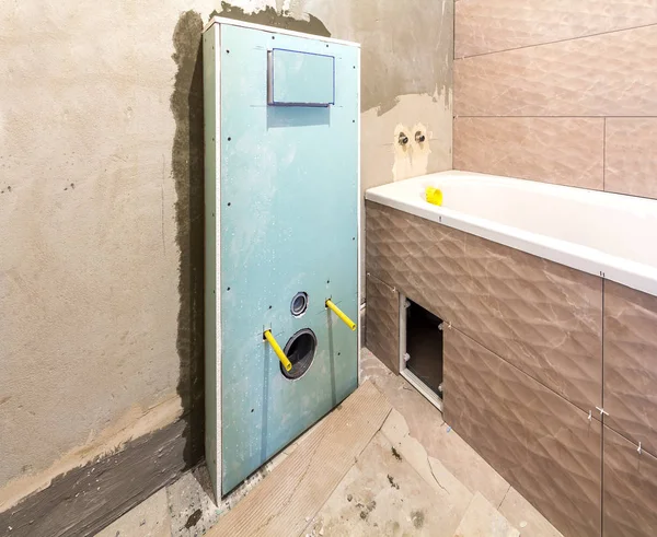 Duvarlara, lavabo ve banyo yeri üzerine kurulmuş seramik karolar ile banyo veya tuvaletin bitmemiş rekonstrüksiyonu. — Stok fotoğraf