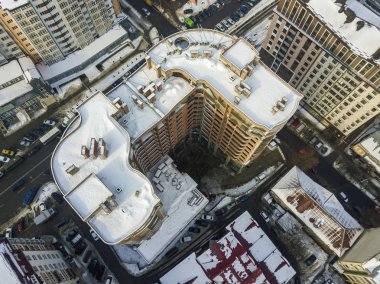 Modern şehrin havadan siyah beyaz kış panoramik üst görünümü 