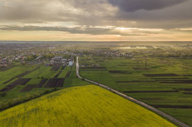 İlkbahar veya yaz günlerinde kırsal manzara. Yeşilin havadan görünümü, p