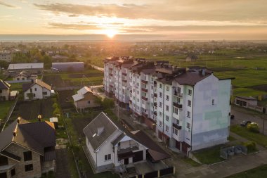 Gelişmekte olan şehir Peyzaj üst görünümü. Daire Binası ve su