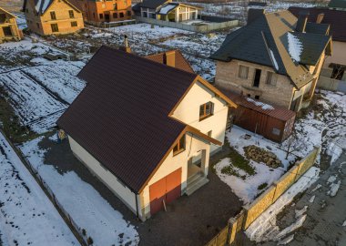 Yeni konut ev yazlık ve ekli garaj havadan görünümü