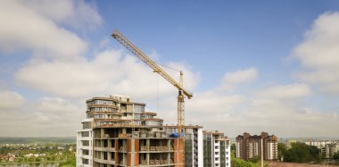 İnşaat altında daire veya ofis yüksek bina. Tuğla duvar