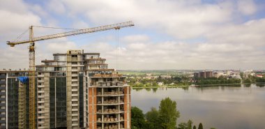 İnşaat altında daire veya ofis yüksek bina. Tuğla duvar