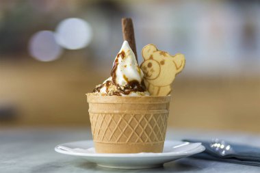 Dondurma tatlı çikolata c ile gofret Kupası ile beyaz plaka