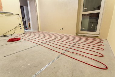 Çimento zemin i ısıtma kırmızı elektrik kablosu tel tesisatı