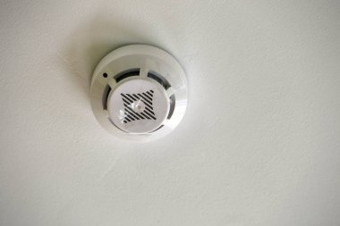 Beyaz tavan kopya alanı arka plan yangın alarm cihazı duman dedektörü.