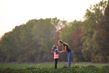 Genç ince çekici anne tal profili tam uzunlukta portre