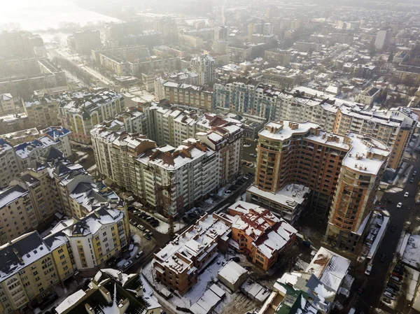 Vista superior aérea de invierno en blanco y negro del centro de la ciudad moderna ingenio — Foto de Stock