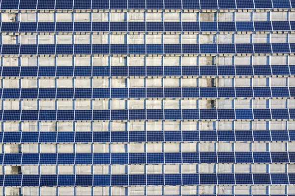 Vista superior del sistema de paneles solares fotovoltaicos brillantes azules produci — Foto de Stock