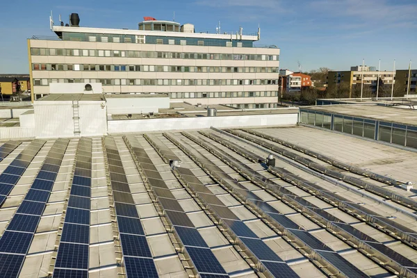 Luftbild von blau glänzenden Solar-Photovoltaik-Panel-System auf c — Stockfoto