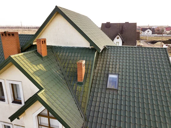Zielony metal dom pokryty gontem dach z tworzywa sztucznego okna na poddaszu i br — Zdjęcie stockowe