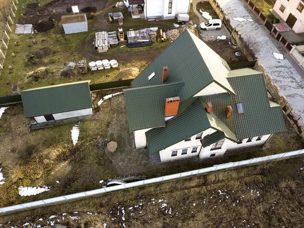 Letecký pohled na novou rezidenční chalupu a garáž nebo stodolu — Stock fotografie