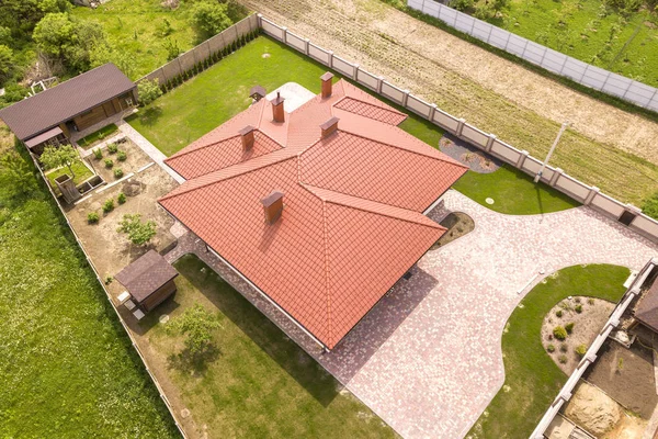 Vue aérienne du dessus de la maison résidentielle neuve chalet avec bardeau ro — Photo