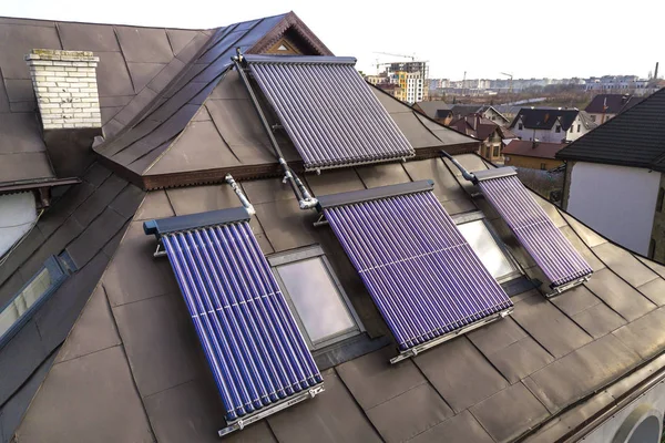 집 지붕에 태양 물 난방 시스템. 뜨거운 물 보일 러, 대체 생태 태양 에너지 발전기. — 스톡 사진
