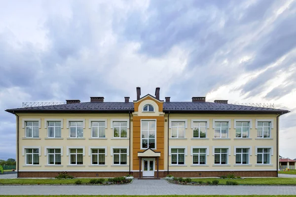 Nuova moderna scuola materna a due piani edificio prescolare con grande — Foto Stock