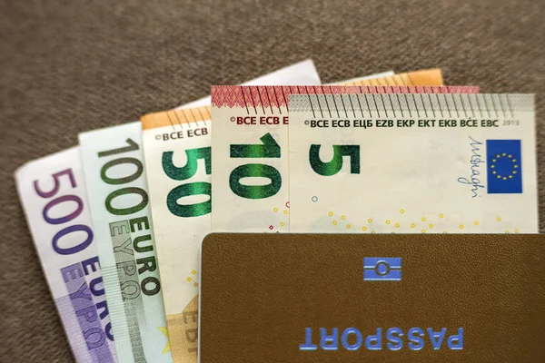 Podróży paszport i pieniądze, rachunki banknotów Euro na kopia miejsce ba — Zdjęcie stockowe