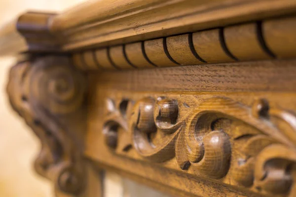 Детали крупным планом резной деревянной декоративной мебели — стоковое фото