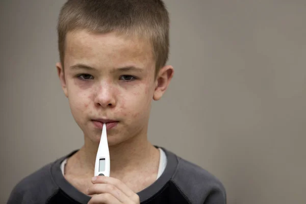 Porträtt av sjuk ledsen pojke barn med termometer att ha feber suf — Stockfoto