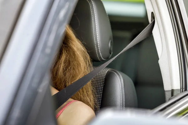 Mujer joven dentro del vehículo con cinturón de seguridad protector. Seguridad — Foto de Stock