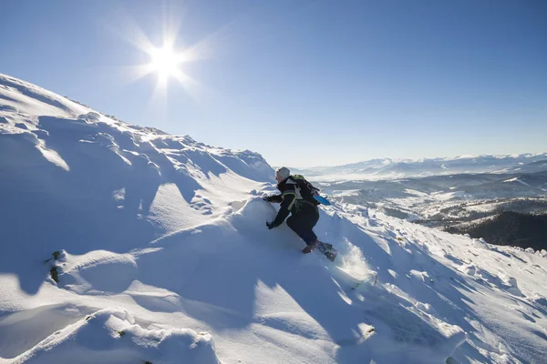 Caminante turístico escalador en ropa de invierno con mochila escalada —  Fotos de Stock