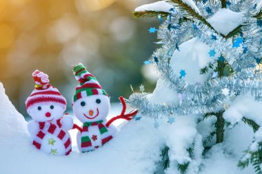 Örme şapka ve eşarp iki küçük komik oyuncaklar bebek kardan adam