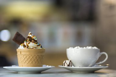 Gofret fincan çikolatalı kurabiye ile dondurma tatlı ve ve mu