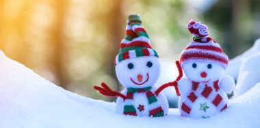 Örme şapka ve eşarp iki küçük komik oyuncaklar bebek kardan adam